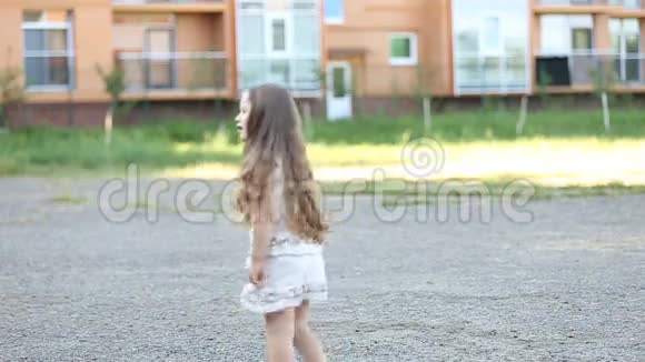 小女孩到处跑视频的预览图