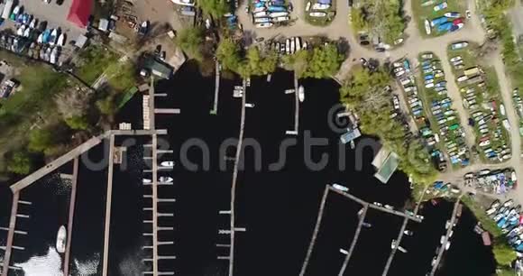港口附近陆地船只的鸟瞰图视频的预览图