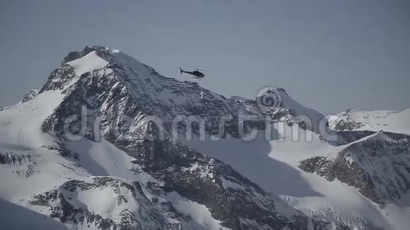 飞越高山上空的直升机视频的预览图