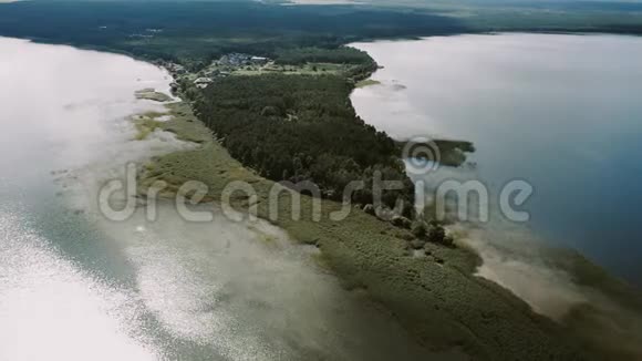 空中无人机在湖中央一个天然浅滩上的视频视频的预览图
