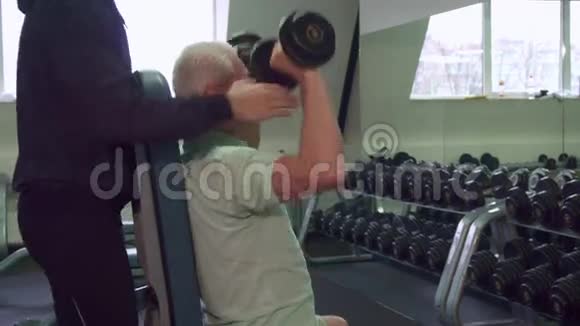 老人训练他的肩膀视频的预览图