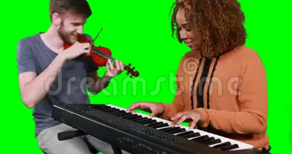 音乐家弹钢琴和吉他视频的预览图