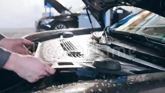 汽车修理厂机械师检查豪华轿车的引擎盖视频的预览图
