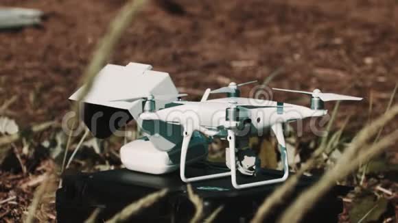 白色摄像机拍摄四架直升机套件站在肮脏的地面上的黑色箱子上视频的预览图