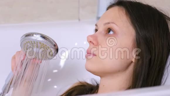 女人正在洗澡她从淋浴中倒出她的身体水特写的脸视频的预览图