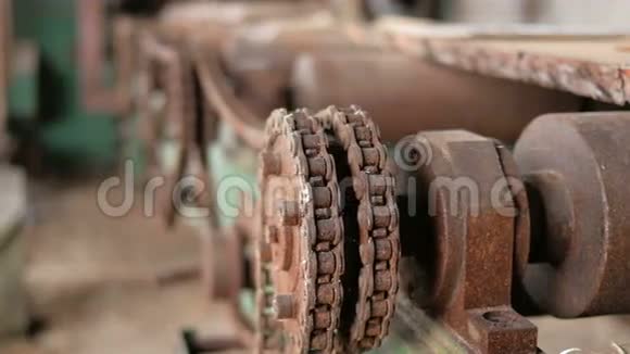 老式胶带运输机制生锈的齿轮和链条废弃的工厂移动摄像机视频的预览图