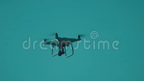 白色相机无人机飞在蓝天前视频的预览图