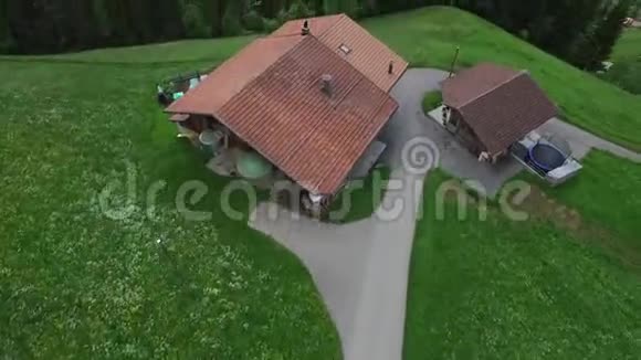 在阳光明媚的夏日山村录像在山上的村庄空中飞行视频的预览图