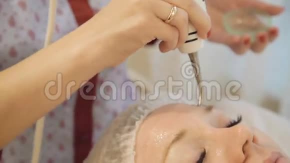 将美容师用超声波处理皮肤视频的预览图