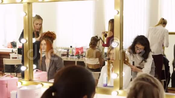 这个女孩在镜子里看模特到目前为止她做了一个漂亮的头发拍照理发师做的女人视频的预览图