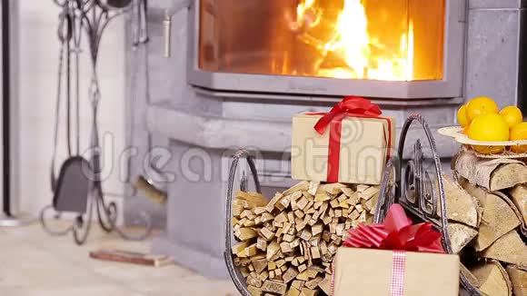 微笑的好女孩在壁炉旁打开圣诞礼物视频的预览图