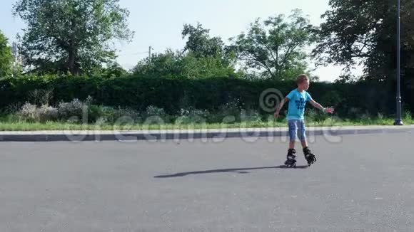 快乐的孩子两个七岁的男孩滑旱冰炎炎夏日慢动作视频的预览图