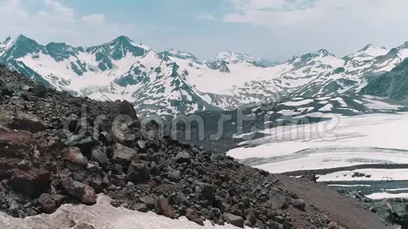 空中拍摄风景如画的自然雪岩山景观视频的预览图