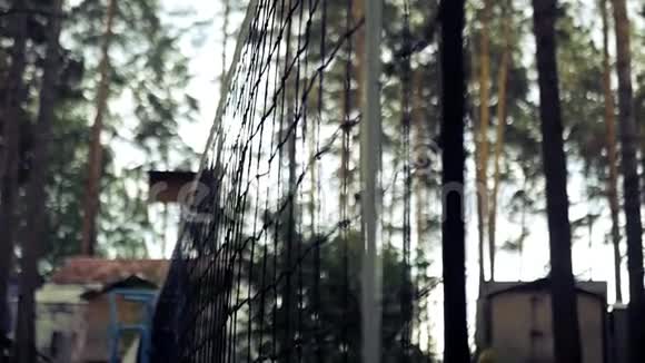 排球蓝黄球在森林的球场上触网下面的动作高清1920x1080视频的预览图