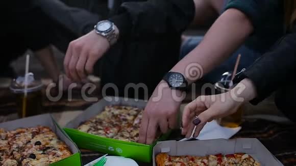 披萨派对屋顶上各种不同的年轻朋友的节日小组视频的预览图