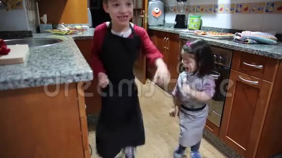 孩子们在厨房里跳舞和玩得开心视频的预览图