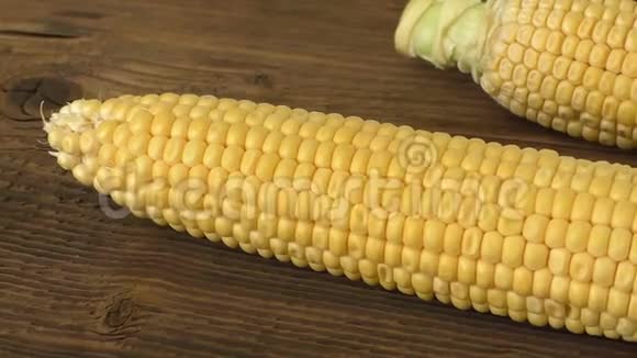 旧木表面的新鲜玉米视频的预览图