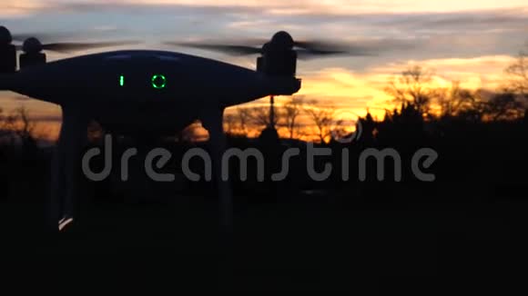 无人机在摄像机前盘旋视频的预览图