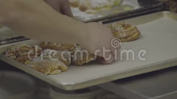 准备出售的新鲜杏仁牛角面包视频的预览图