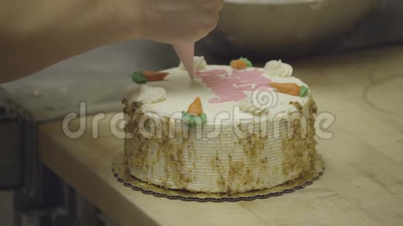 贝克在胡萝卜生日蛋糕上写字视频的预览图