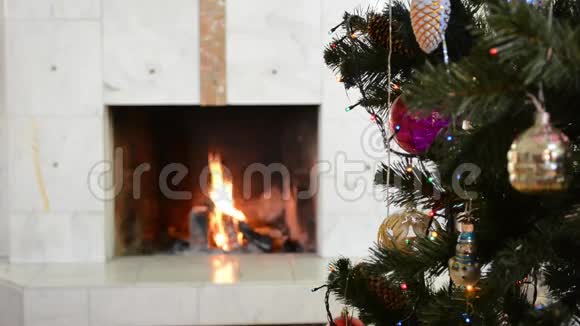 壁炉背景装饰的圣诞树视频的预览图