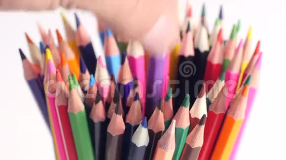 手拿不同颜色的铅笔视频的预览图