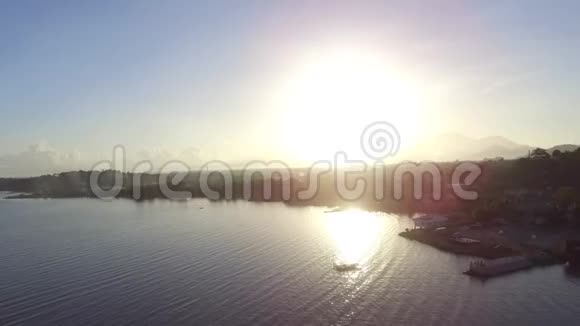 太阳升起在沿湖岸边建造的沿海定居点上飞行员视频的预览图
