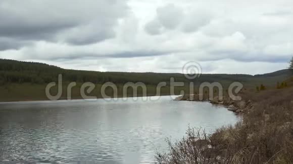 山湖的时间推移景观美丽的云映入水面视频的预览图