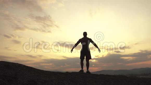 人体的美非裔美国健美运动员在户外训练时在日落或日出时摆姿势时间视频的预览图