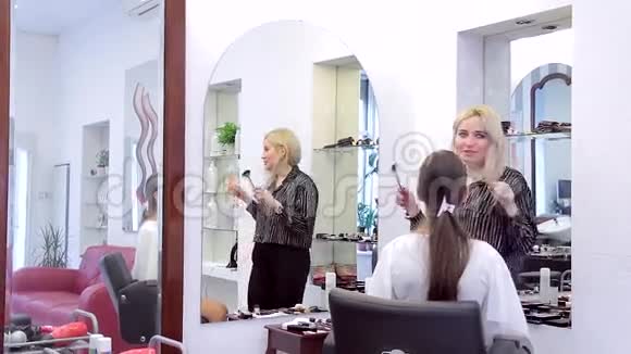 金发化妆师与客户在工作室工作视频的预览图