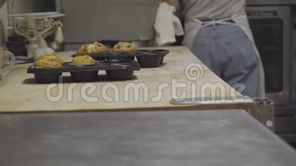 两罐新鲜出炉的松饼视频的预览图