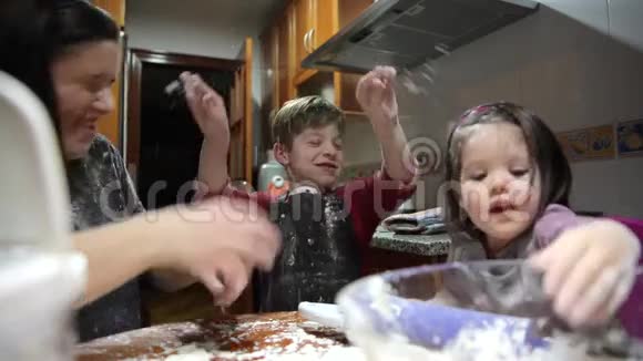 妈妈和孩子们玩面粉的乐趣视频的预览图