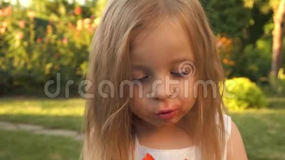 小女孩吃番茄视频的预览图