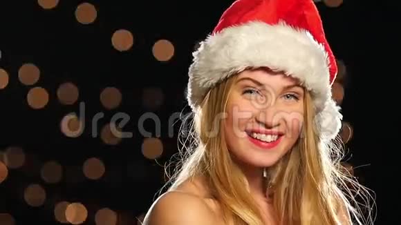 戴着圣诞帽的性感金发女郎视频的预览图