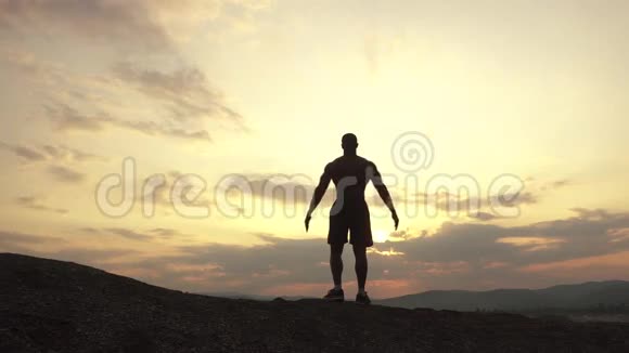 人体的美非裔美国健美运动员在户外训练时在日落时摆姿势充满的时刻视频的预览图