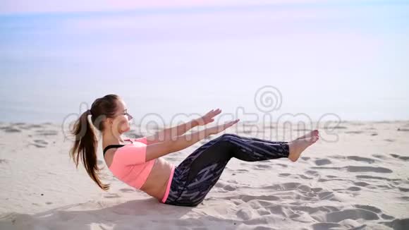 健康年轻的美女为压力机的肌肉做运动拿起身体腿给压力机打气视频的预览图