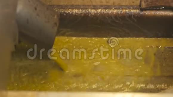 新鲜的橄榄油从一家工厂的管道中流出视频的预览图