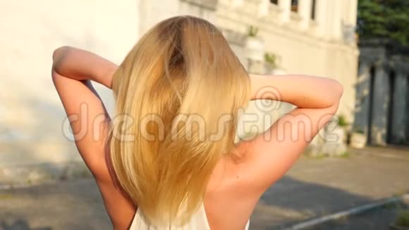 美丽的女人在户外塑造头发超级慢动作快乐平静的长发女孩在公园里玩得开心视频的预览图