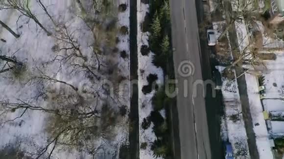 在公园旁边的路上飞行视频的预览图