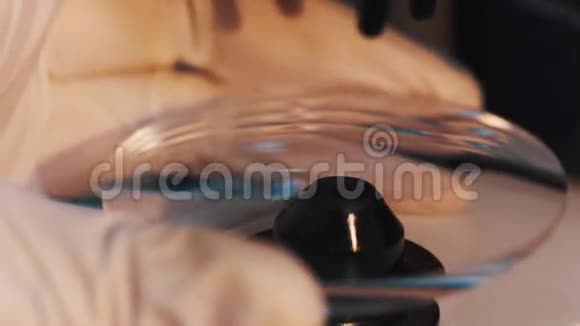 工程师双手测量橡胶装置上放大镜的角度视频的预览图