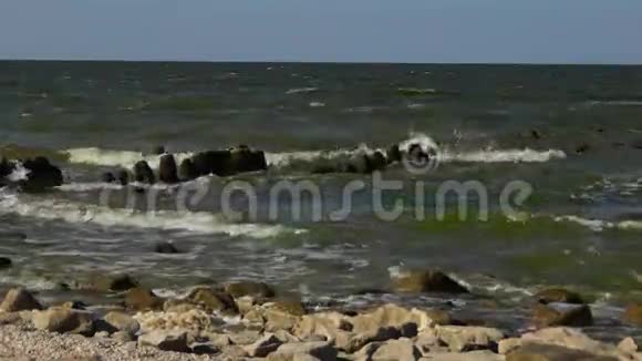 波浪在阿佐夫海的海岸线上视频的预览图