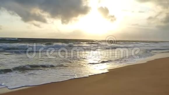 斯里兰卡海滩上令人惊叹的日落灯光沙滩上的脚印视频的预览图