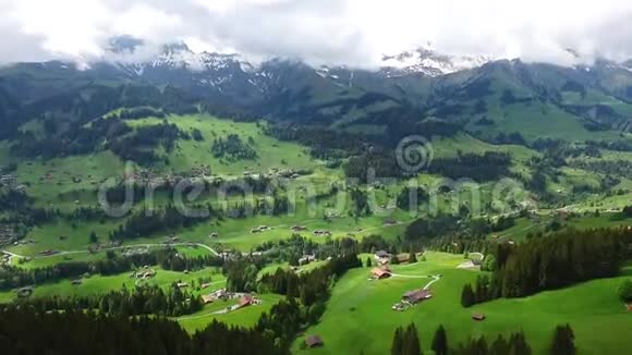 空中俯瞰小村庄录像屋内绿谷斜坡斜坡花园视频的预览图