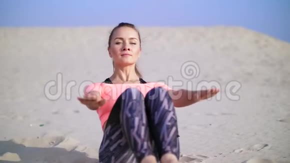 健康年轻的美女为压力机的肌肉做运动拿起身体腿给压力机打气视频的预览图