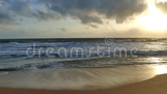 斯里兰卡海滩上令人惊叹的日落灯光沙滩上的脚印视频的预览图