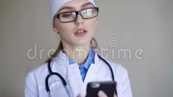 女医生与患者沟通视频的预览图