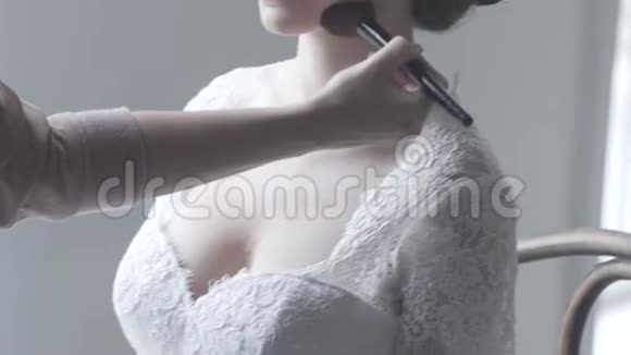 新娘穿着婚纱戴鲜花的肖像视频的预览图