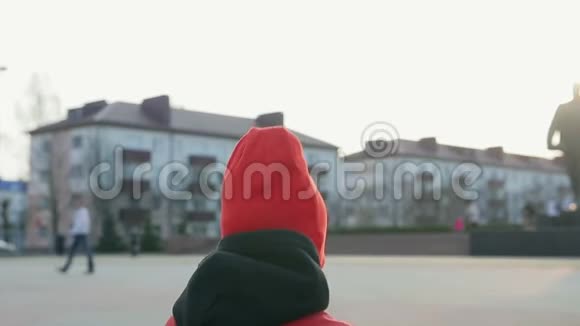 快乐的小男孩骑着滑板车视频的预览图