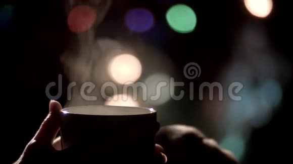 女人的手拿着一杯热茶和一小杯视频的预览图
