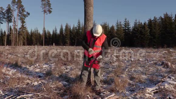 伐木工人试图启动电锯视频的预览图